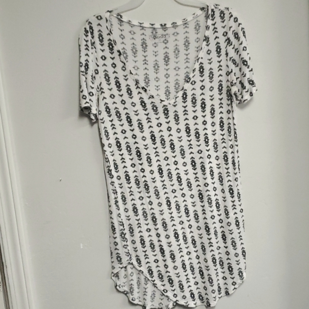 Black and white dress tee